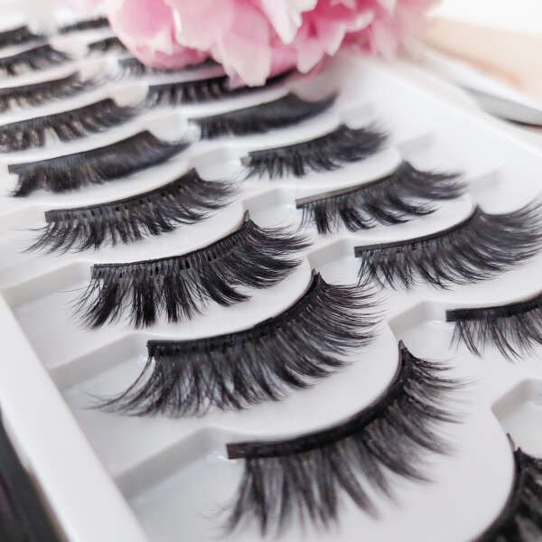 Lola - 12 pairs magnetic eyelashes with eyeliner